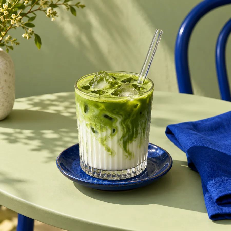 Matcha sobre una mesa verde con cerámica azul, imagen conceptual generada con IA