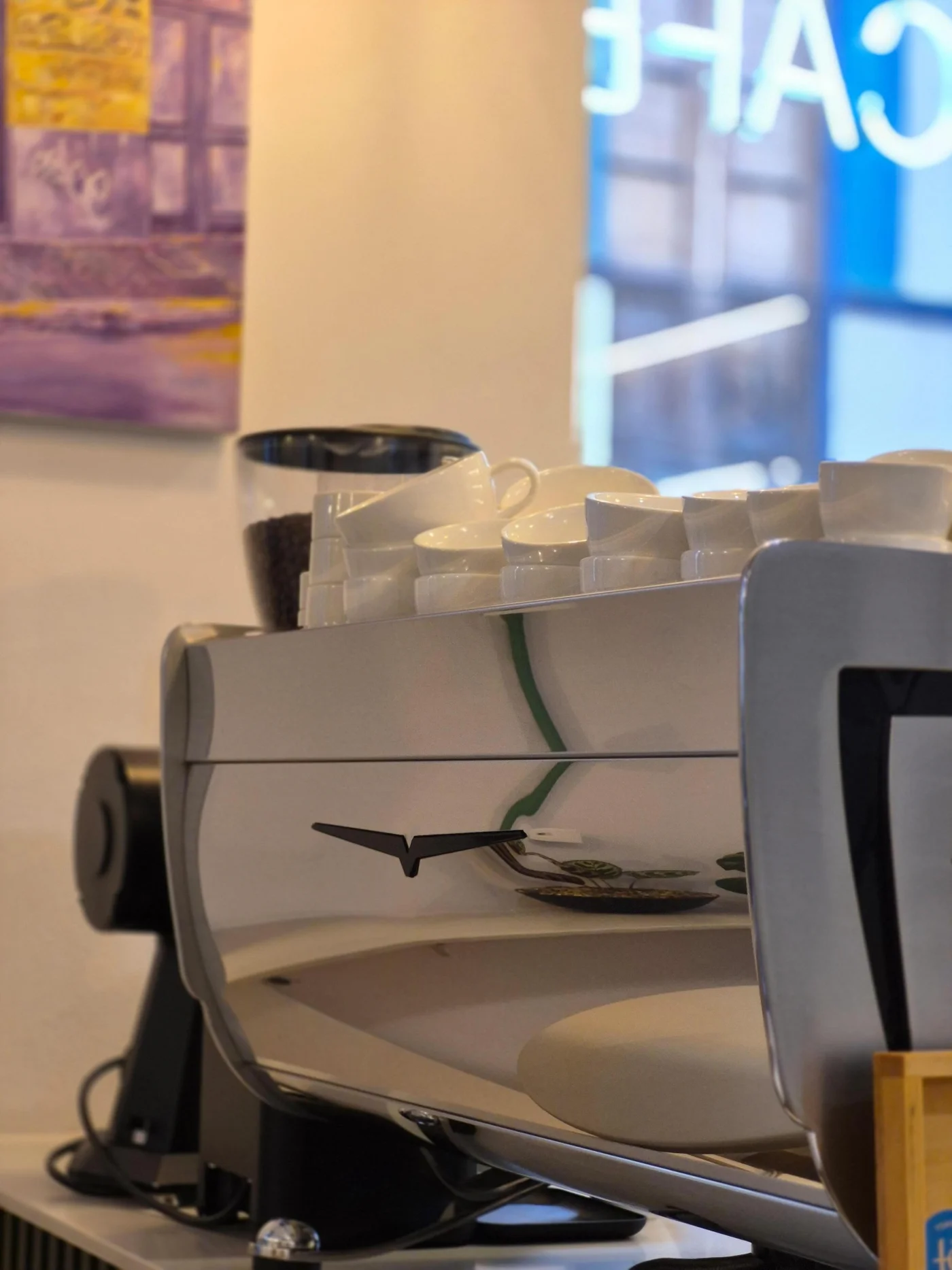 La máquina de café y la barra real de Cécile